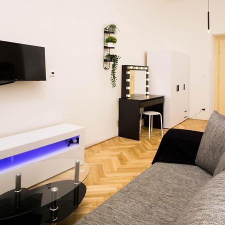 Black & White Apartment Prague By Wenceslas Square And Muzeum Zewnętrze zdjęcie
